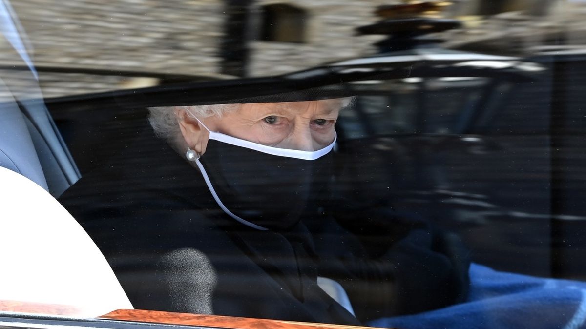 Co ukrývala královna ve své kabelce na pohřbu prince Philipa